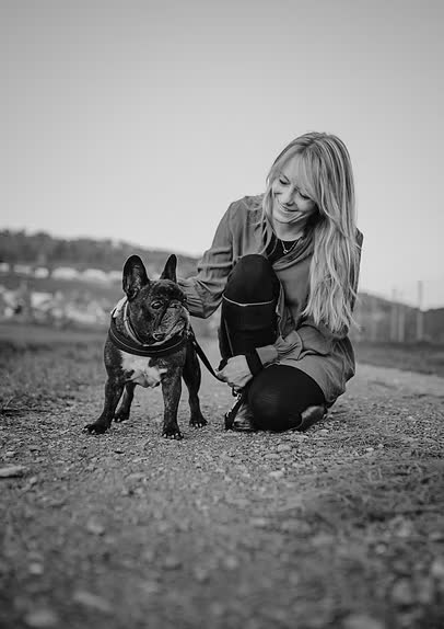 Adriana Widmer mit ihrem Hund