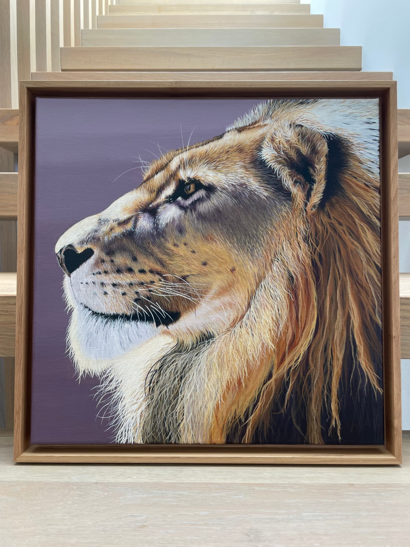Acrylgemälde eines Löwen im Profil auf lilafarbenem Hintergrund, Original WILDHeART