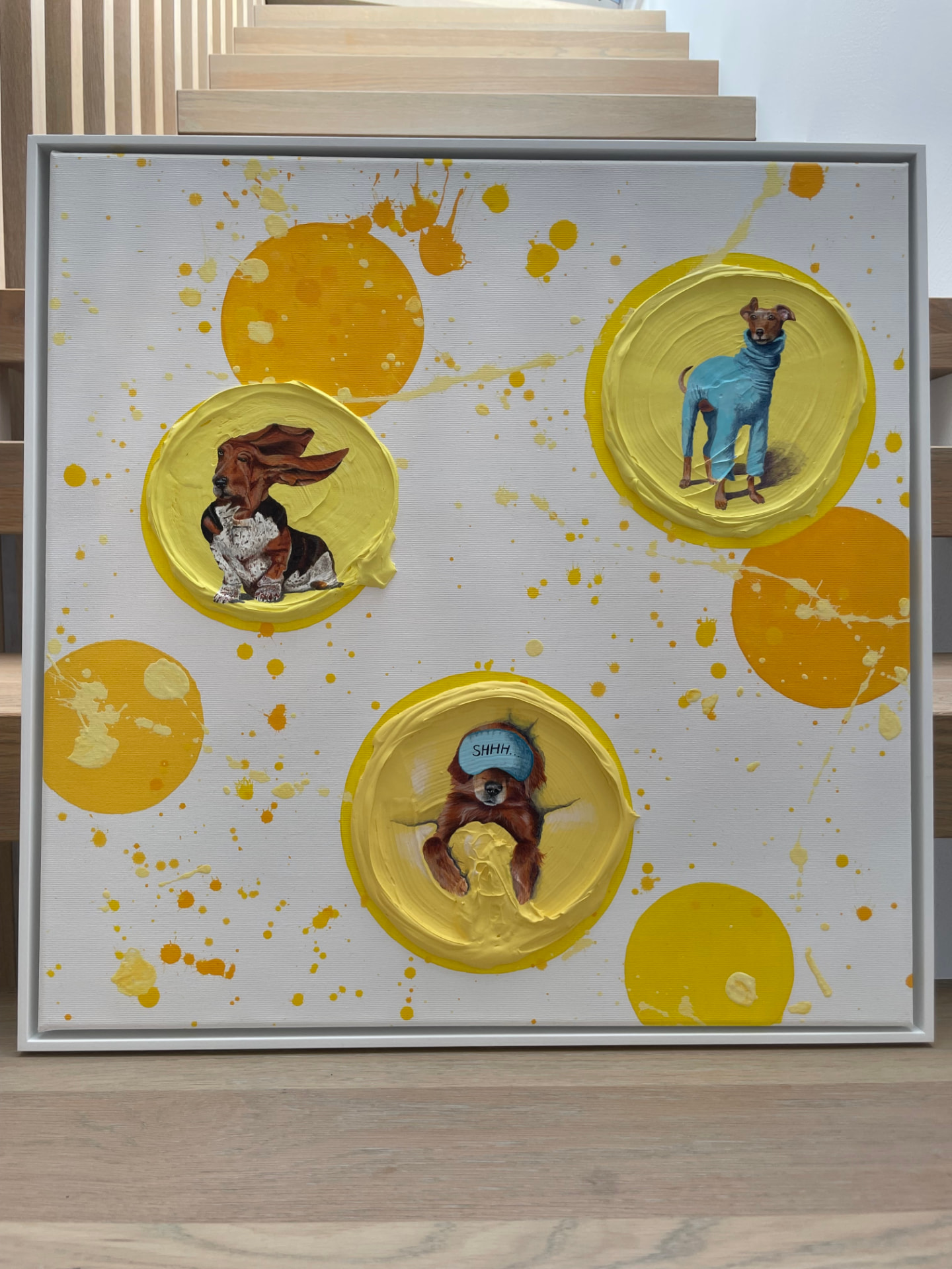 Yellow, Gemälde mit drei Hundeporträts in gelben Kreisen auf weissem Grund mit orangefarbenen Klecksen, Happy Dog Collection, Original WILDHeART