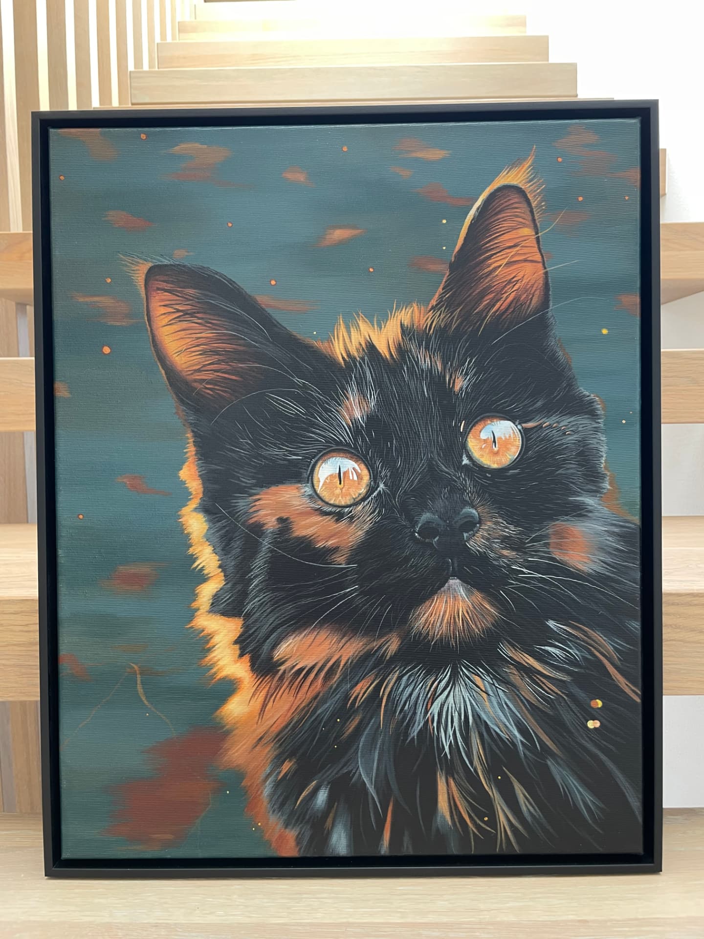 The Glow, Katze mit orangefarbenen Augen und glühendem Fell auf blaugrauem Grund, Purrfection, Original WILDHeART