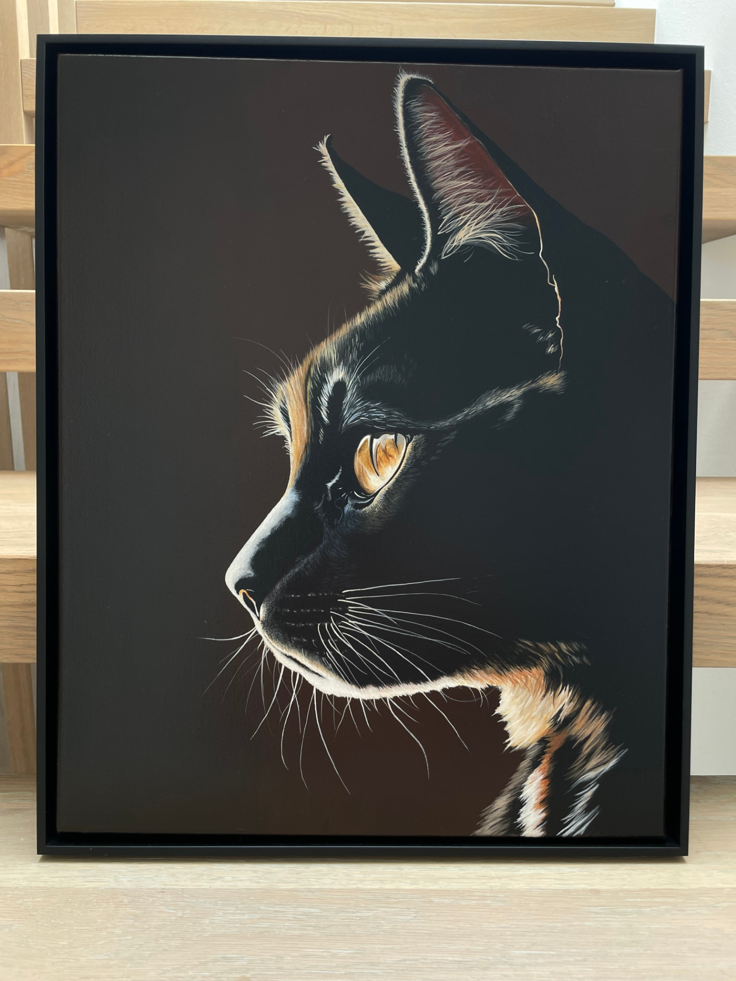 The Shadow, Schwarze Katze im Profil mit bernsteinfarbenem Auge auf dunklem Grund, Purrfection, Original WILDHeART
